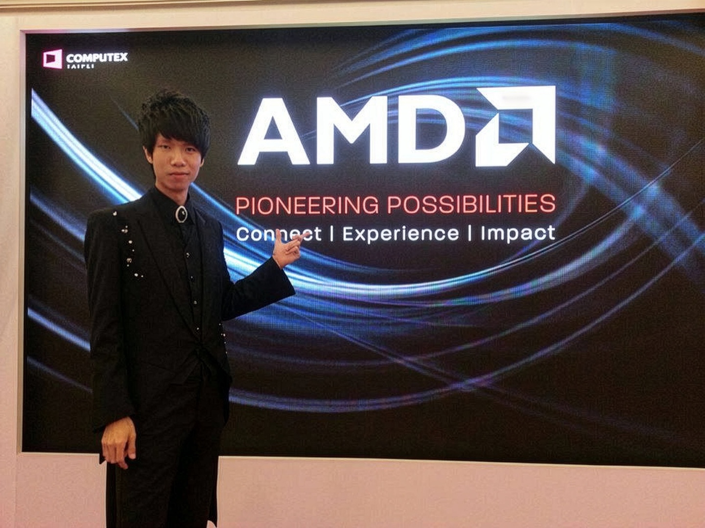 幻影鴿王於 AMD 品牌活動現場合影