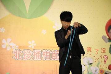 幻影鴿王於北投桶柑節進行繩索魔術表演