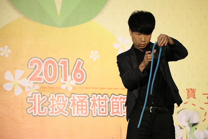幻影鴿王於北投桶柑節進行繩子魔術表演