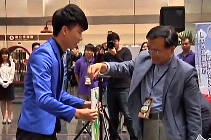 幻影鴿王邀請來賓參與客製化品牌魔術表演