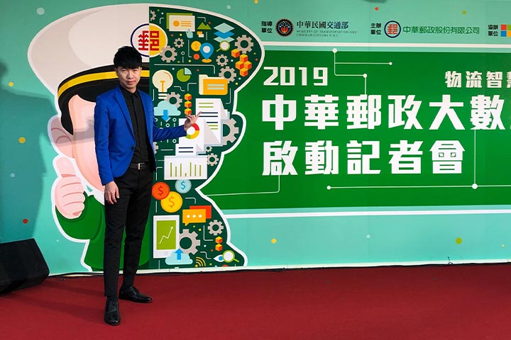 幻影鴿王出席中華郵政記者會客製化魔術表演