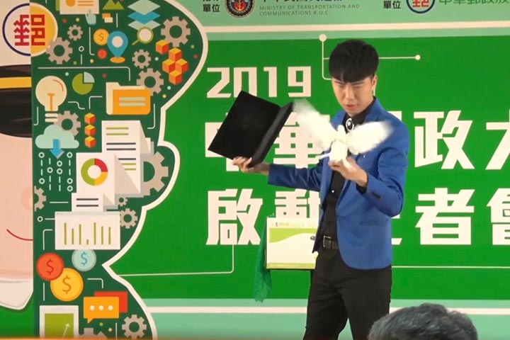 幻影鴿王於中華郵政記者會演出鴿子魔術表演