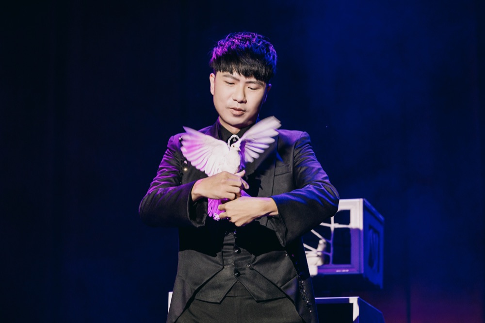 幻影鴿王於舞台演出鴿子魔術，白鴿展翅現身