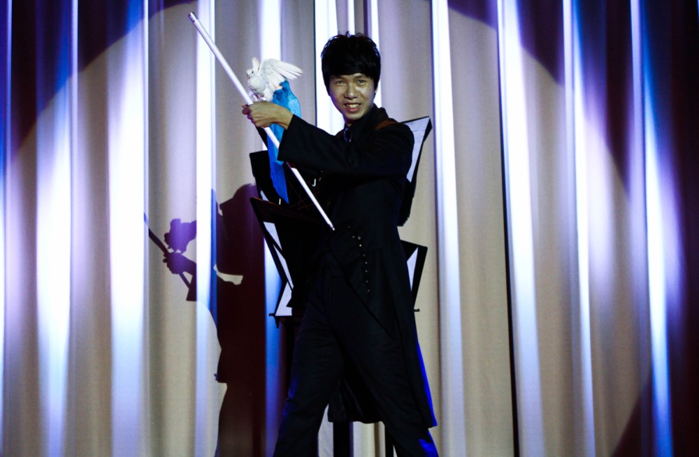 幻影鴿王於舞台上手持鴿子進行魔術表演