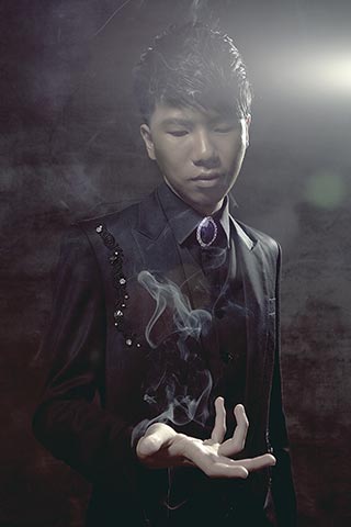 幻影鴿王以煙霧呈現魔術氛圍的形象照