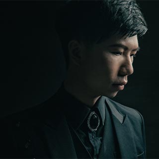 幻影鴿王黑色西裝側面肖像