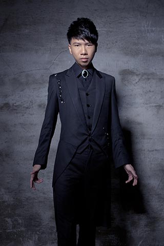幻影鴿王身穿黑色舞台服裝的全身形象照