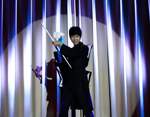 尾牙晚宴的舞台鴿子魔術表演