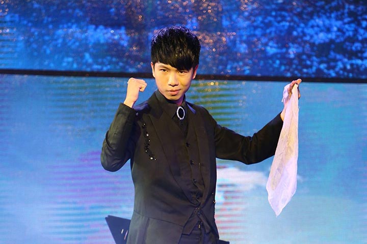 幻影鴿王手持白色絲巾進行舞台魔術表演