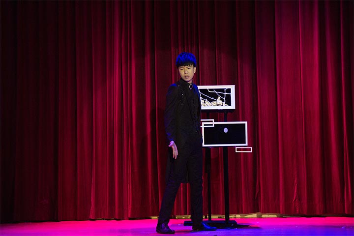 幻影鴿王在紅幕舞台上進行魔術表演
