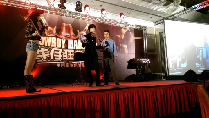 幻影鴿王於企業尾牙舞台演出魔術