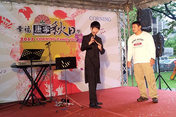 幻影鴿王邀請觀眾上台參與企業家庭日魔術表演