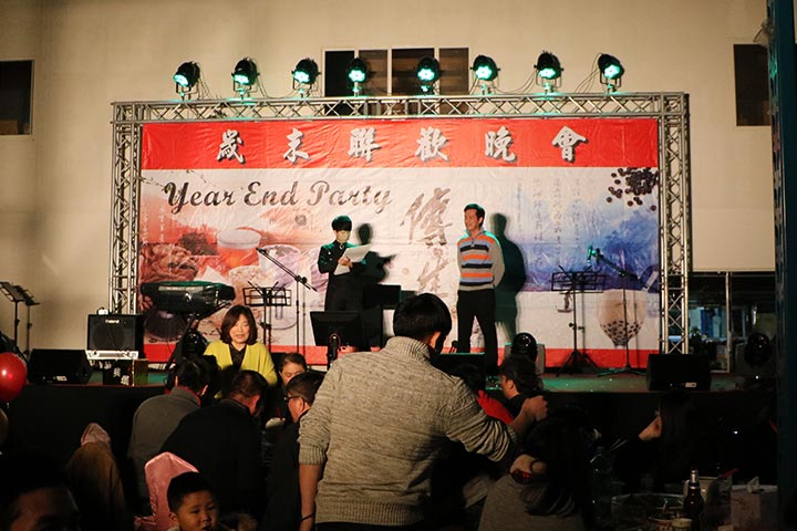 尾牙晚會中觀眾上台參與互動魔術表演