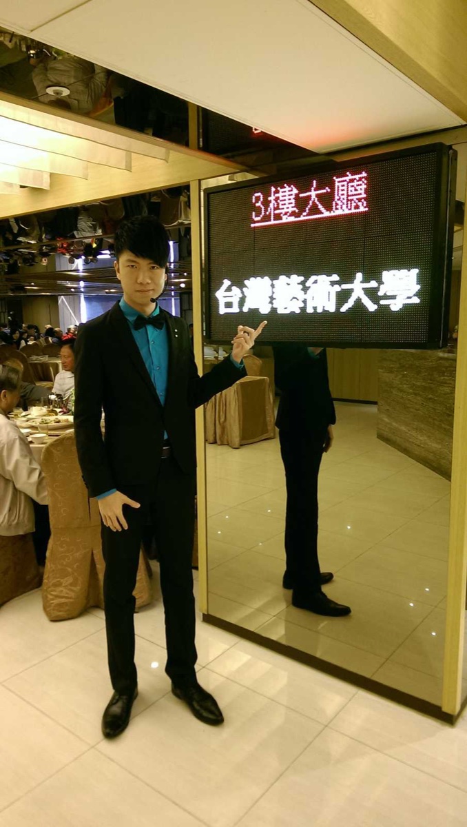 幻影鴿王與魔術表演者於活動現場合影