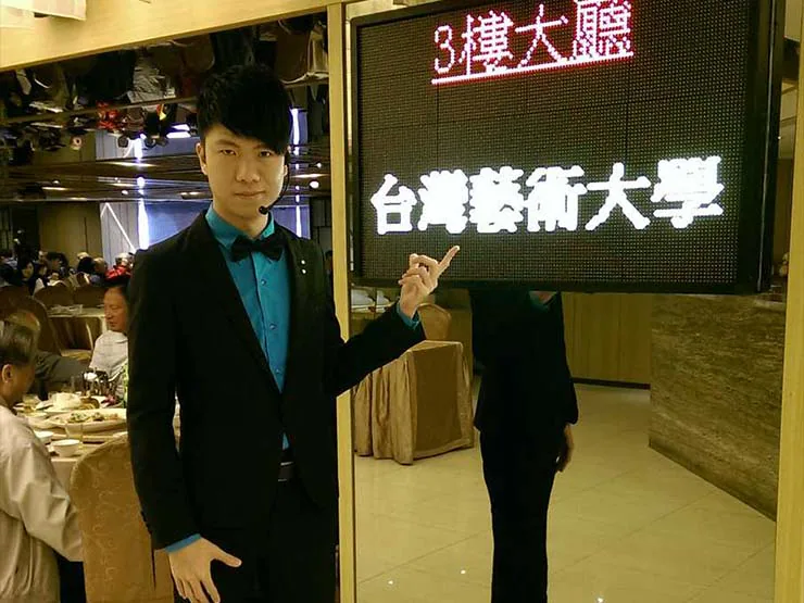 幻影鴿王與魔術表演者於活動現場合影