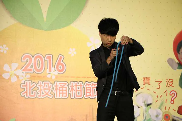 節慶舞台上的繩子魔術表演