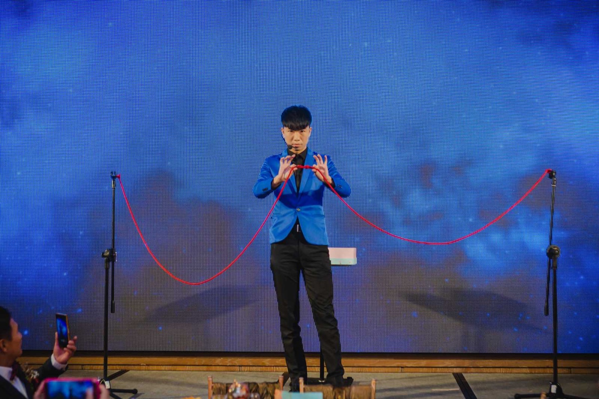 幻影鴿王於宴會舞台進行近距離魔術表演