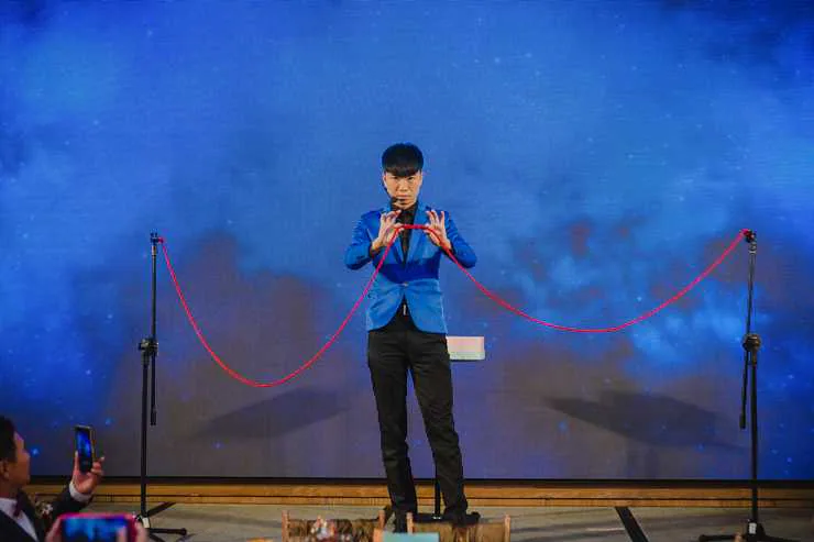 幻影鴿王於宴會舞台進行魔術表演