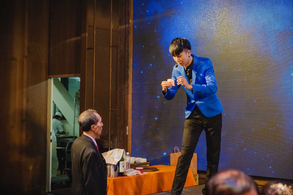 宴會舞台上的紅繩魔術表演