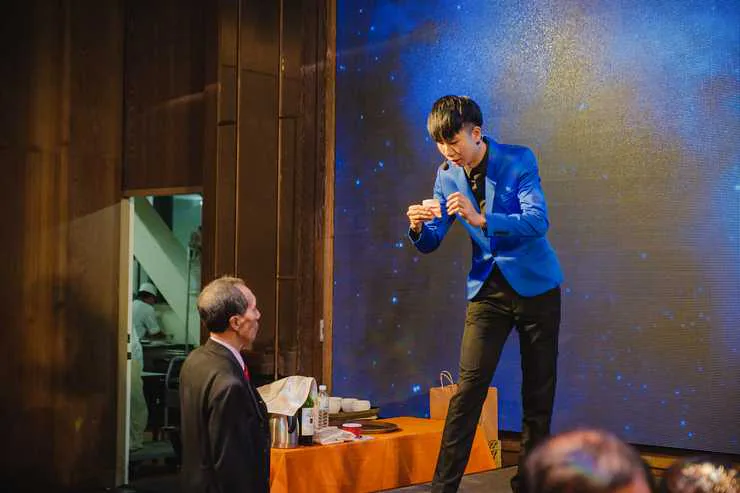 宴會魔術表演邀請觀眾上台互動