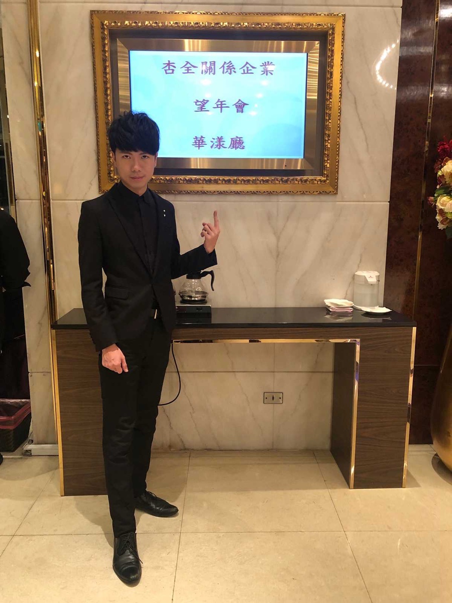 幻影鴿王於室內活動進行近距離魔術表演
