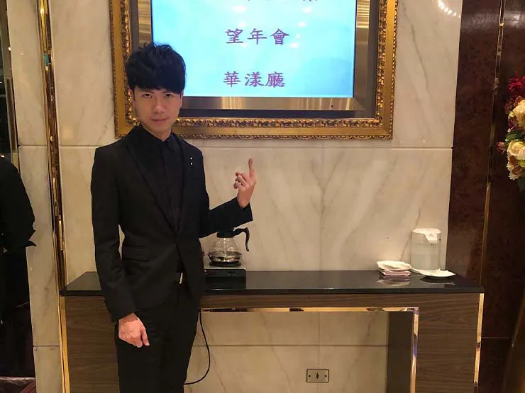 幻影鴿王於室內活動進行近距離魔術表演