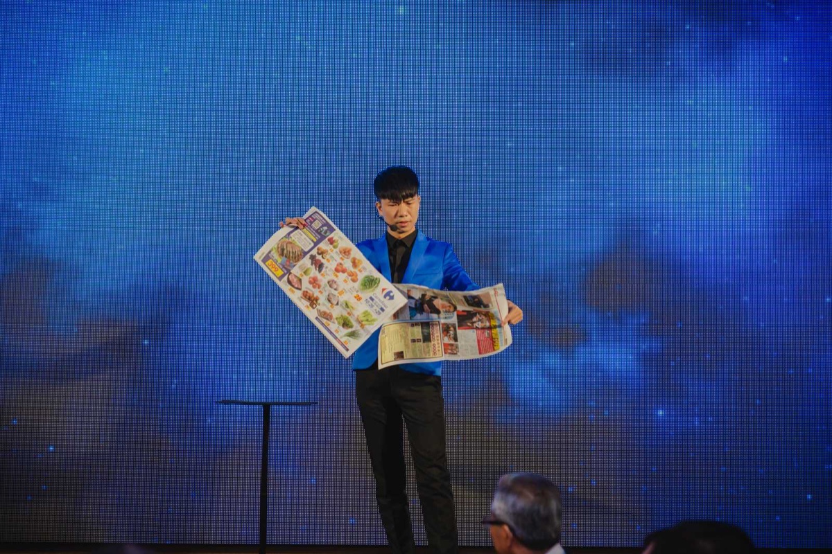 宴會舞台上的報紙魔術表演