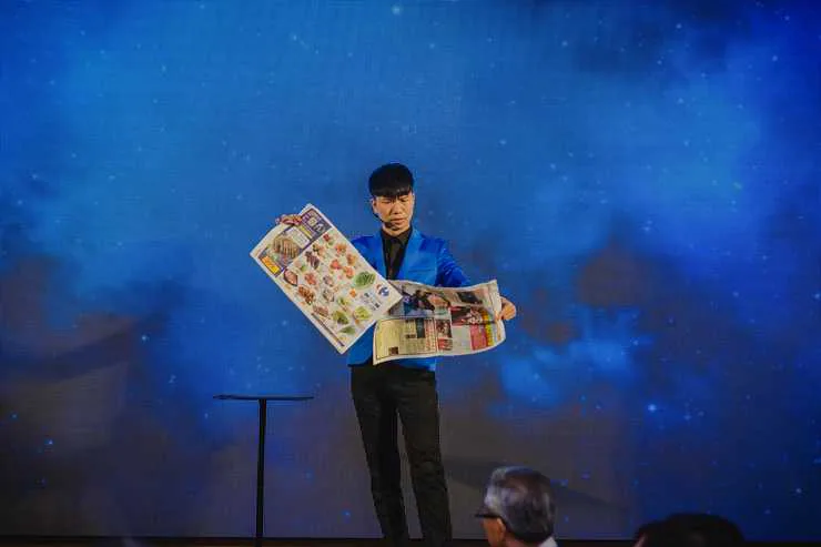 宴會舞台上的報紙魔術表演