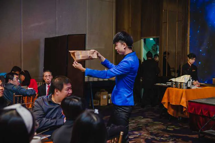 幻影鴿王於宴會進行近距離魔術表演