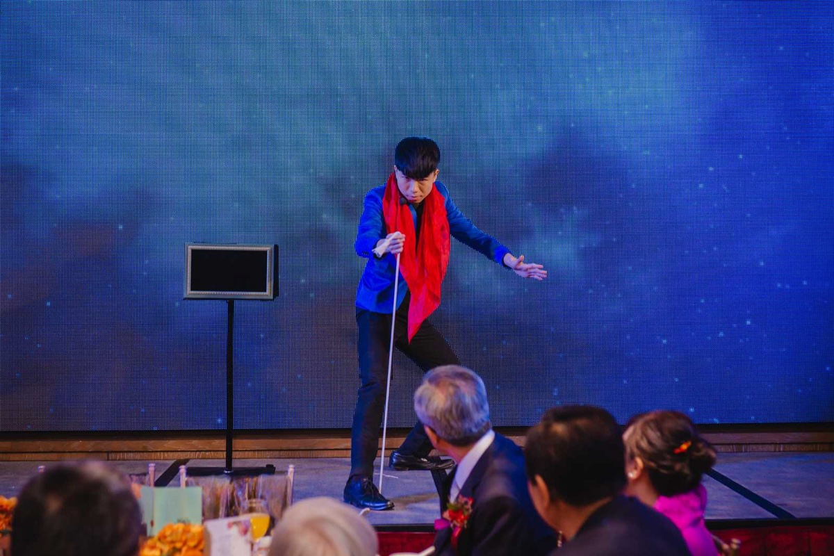 宴會魔術表演中的紅絲巾魔術橋段