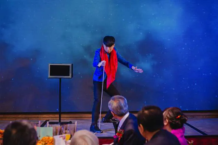 宴會魔術表演中的紅絲巾魔術橋段