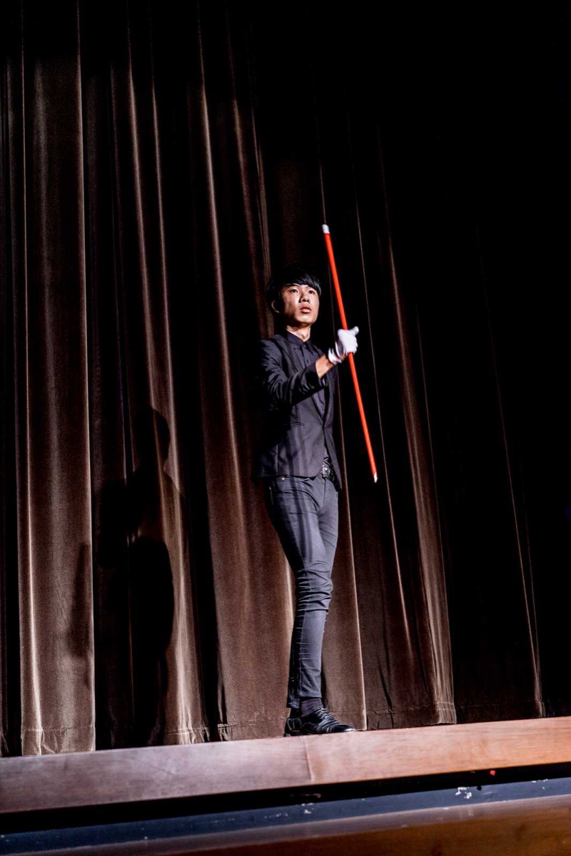 幻影鴿王於紅幕舞台進行魔術表演