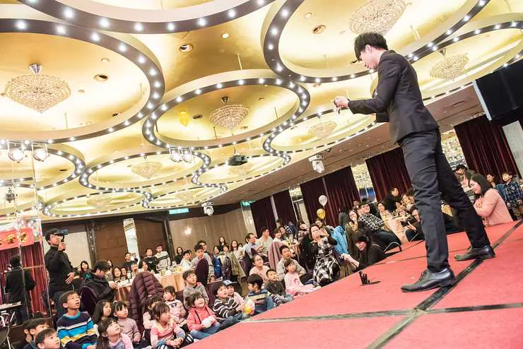 宴會觀眾觀看幻影鴿王舞台魔術表演