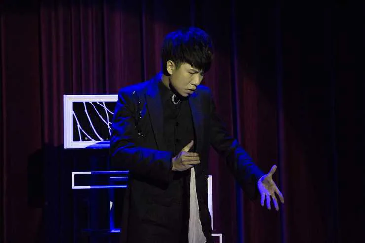 幻影鴿王於藍色燈光下進行舞台魔術表演