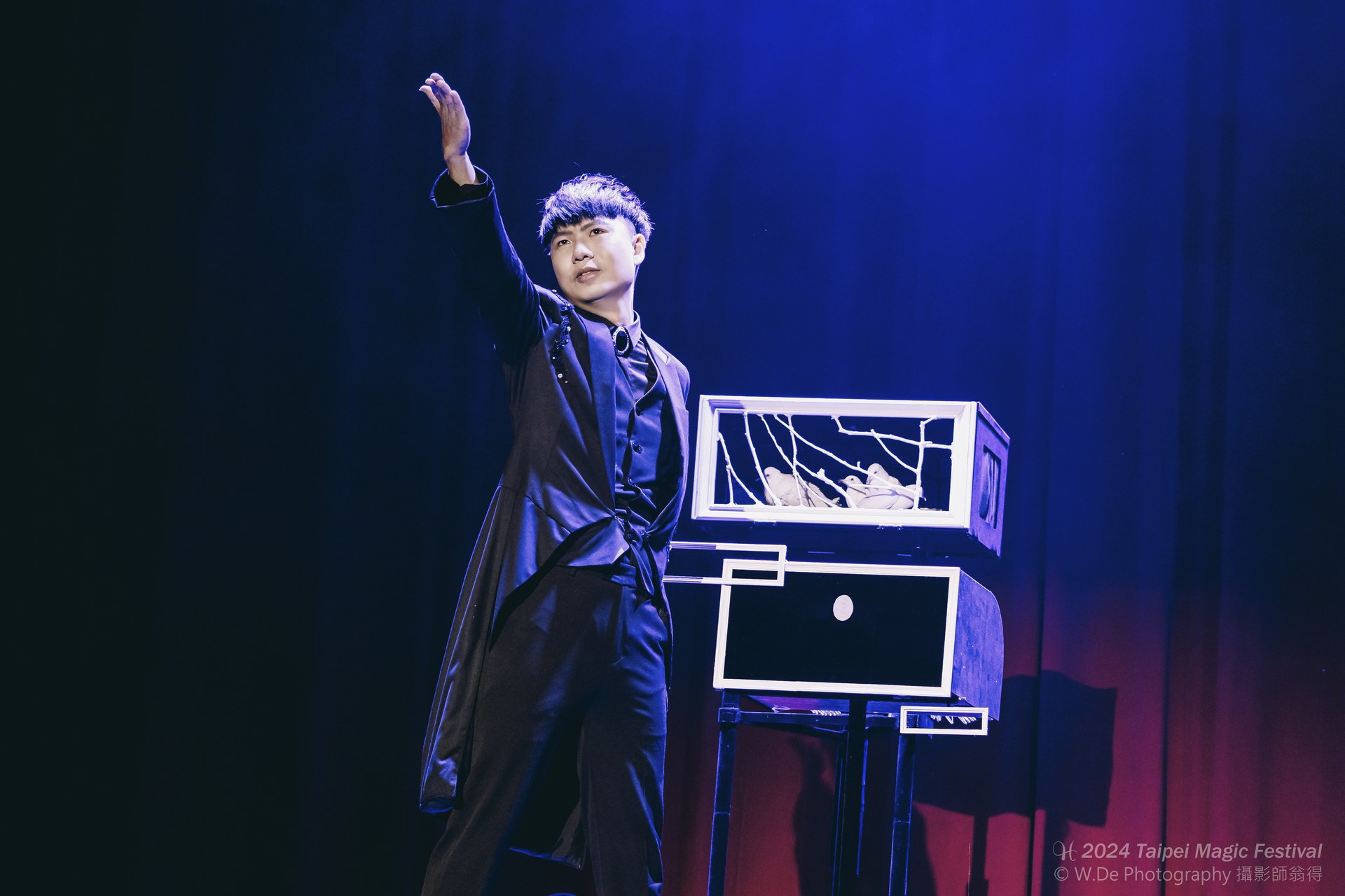 幻影鴿王在台北魔術節演出時首部向上動作