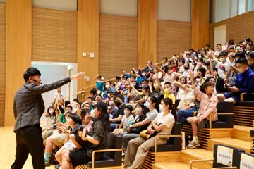 桃園圖書館親子活動的舞台魔術演出