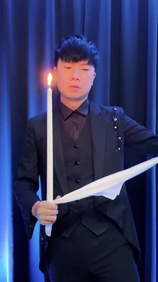 蠟燭與絲巾變出鴿子的舞台魔術片段