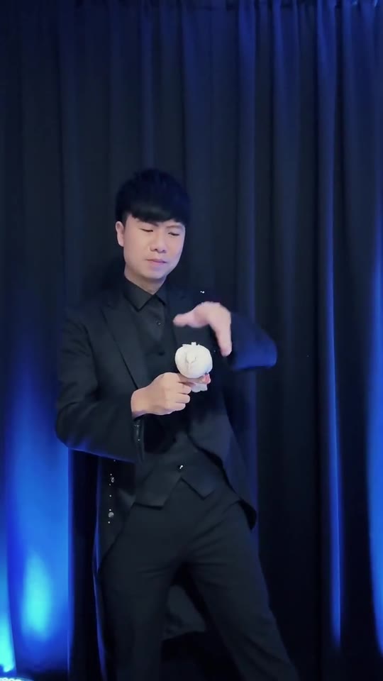 鴿子變成絲巾的魔術表演片段